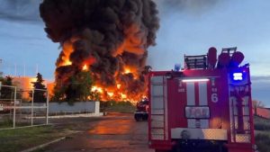 حريق ضخم يلتهم مصفاة نفط جنوب روسيا (شاهد الصورة)