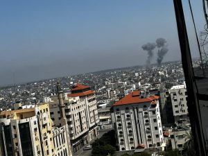 سلسلة غارات عنيفة للعدو على غزة وسقوط شهداء وجرحى