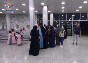 طائرة للخطوط الجوية اليمنية تصل مطار صنعاء وعلى متنها 195 مواطنا من العالقين في السودان