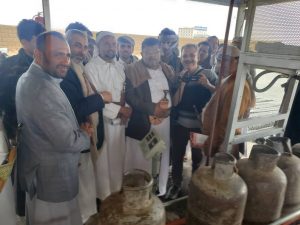 محمد علي الحوثي يطلع على الوضع التمويني لمادة الغاز المنزلي بمحافظة صعدة