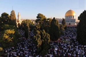 نحو 100 ألف فلسطيني يؤدون صلاة عيد الأضحى في المسجد الأقصى المبارك