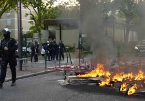 الاشتباكات العنيفة مستمرة في عشرات المدن الفرنسية
