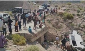 وفاة وإصابة مواطنين إثر انقلاب باص يقل مسافرين في تعز