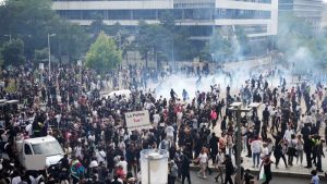 تواصل المظاهرات الغاضبة في فرنسا والشرطة تعتقل المئات