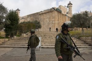 العدو الإسرائيلي يغلق الحرم الإبراهيمي
