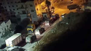 قوات العدو تداهم منزل منفذ عملية ” تل أبيب” في جنين تمهيداً لتفجيره