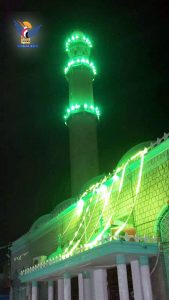 شاهد.. مساجد الحديدة تكتسي الحلة الخضراء وخطوط السير تتلألأ بالأضواء المحمدية (صور)