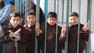 الأطفال الأسرى في سجون العدو الإسرائيلي.. تعذيبٌ وتنكيل وتعامل لا إنساني
