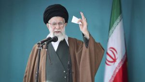 السيد الخامنئي: الهجوم على القنصلية الإيرانية في سوريا يعتبر هجوم على أرض إيرانية