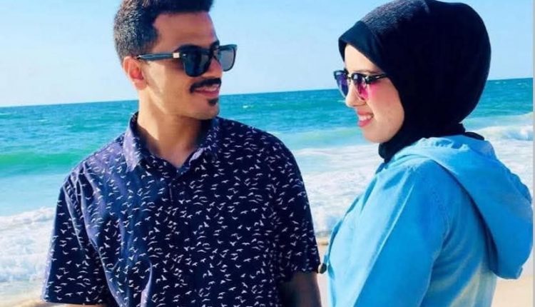 استشهاد الإعلامية نور قنديل وزوجها خالد أبو سيف وطفلتهما في قصف الاحتلال منزلهم بدير البلح وسط القطاع.