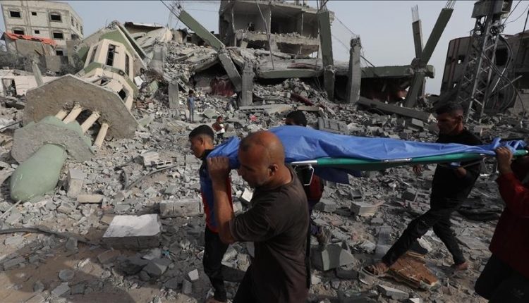 انتشال عالقين من تحت الانقاض