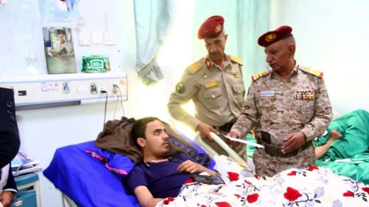قيادات عسكرية تزور جرحى ومرضى مستشفيي فلسطين وإسناد بصنعاء