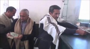 بالصور : الوكيلان الوسد والعياضي يدشنان الحملة الوطنية لدعم البنك المركزي اليمني في محافظة ريمة