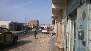 “شاهد” الإمارات تتزع أعمدة الإنارة من شوارع سقطرى