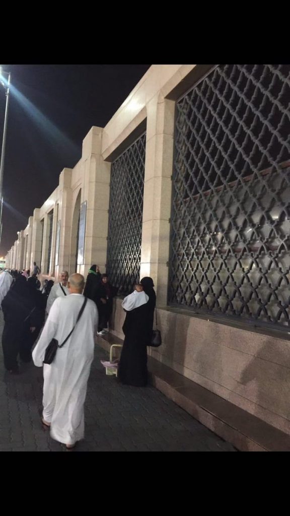 “بالصور” السعودية تستفز مشاعر المسلمين وتضع مانع للرؤية على جدار سور #بقيع_الغرقد