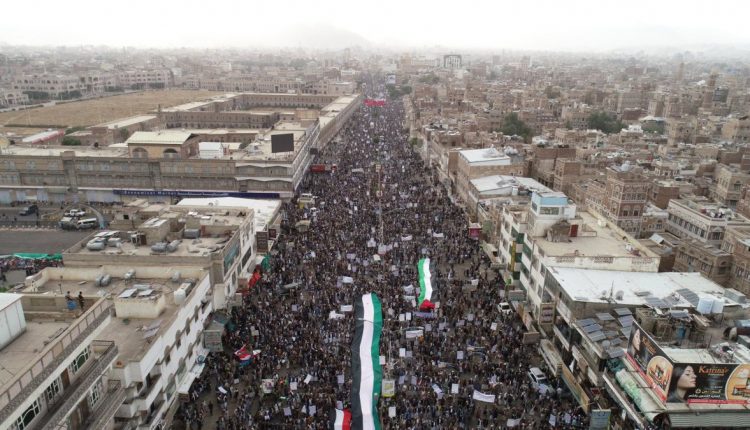 يوم الحشر بصنعاء.. مشاهد جوية تقعشر لها الأبدان في صنعاء للبراءة من الخونة وتمسكا بقضية فلسطين