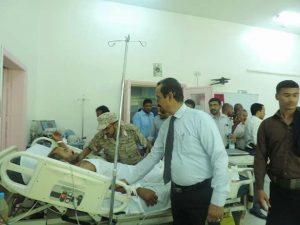 بالصور .. محافظ الحديدة يتفقد الجرحى بالمستشفى العسكري