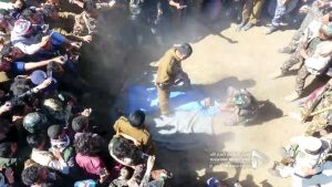 ” بالفيديو” لحظة تنفيذ حكم الإعدام بحق قاتل ومغتصب الطفلة “آلاء ” في إب (مشاهد غير مسبوقة)