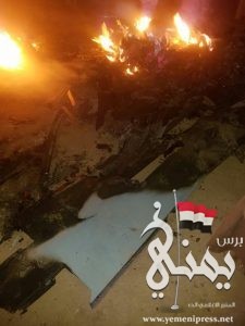 صور أولية للطائرة المعادية التي أسقطتها الدفاعات الجوية قبل قليل شمال صنعاء