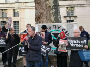 بالصور.. وقفة احتجاجية لمنظمة هاندس أوف يمن في بريطانيا