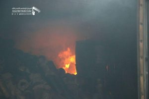 الدفاع المدني بصنعاء يخمد حريق هائل بمصنع البلاستيك.. وصور تظهر حجم الدمار الكبير الذي خلفته غارات العدوان (شاهد)