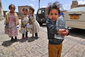 وكالة أمريكية : أطماع “ابن سلمان” أجبرت اليمنيين على تناول ورق الشجر للبقاء على قيد الحياة