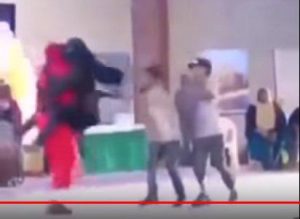“شاهد بالفيديو” ارتماء امرأة سعودية على فنان إماراتي في مسرح غنائي مباشرة على الهواء