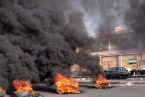فيديو : عصيان مدني واحتجاجات هي الأكبر في عدن والمحتجون يرددون : لا تحالف بعد اليوم