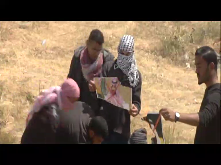 شاهد.. فلسطينيون في #غزة يحرقون صور عملاء اسرائيل الملك السعودي وابنه (فيديو )