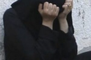 عناصر مدعومة من الإمارات تقتحم منزل المواطن “عبدالله قبق” وتغتصب ابنته في منطقة الفازة بالحديدة