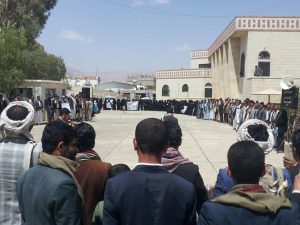وقفة احتجاجية لطلاب وطالبات جامعة عمران منددةً بجريمة اغتصاب فتاة الخوخة