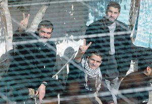 عشرات من “المعتقلين الإداريين الفلسطينيين” يواصلون مقاطعة محاكم الاحتلال