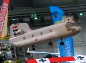 هام .. شاهد بالفيديو : يمني يخترع طائرة تبهر البريطانيين في منتهى التقنيه والإبداع وتحمل العلم اليمني