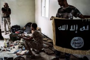 مسؤول في حكومة المرتزقة يكشف فضيحة اعتقال امير داعش
