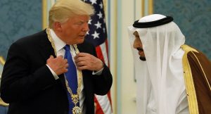 يشعل فتيلها ترامب.. صحيفة أمريكية تنذر بحرب اقليمية مرتقبة والسعودية والامارات في خطر