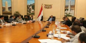 الحكومة اليمنية تناقش مسألة دخول الأجانب ووقف اطلاق النار
