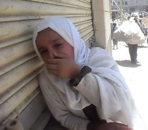 بالفيديو.. طفلة تجهش بالبكاء بعد نجاتها من غارات العدوان على مدرسة سعوان بصنعاء