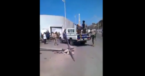 مقطع فيديو يوثق لحظة قيام قوة عسكرية إماراتية اليوم باقتحام معسكر القوات الخاصة التابع للفار هادي في عدن
