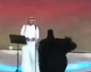 شاهد: فتاة سعودية تحتضن ماجد المهندس في بث مباشر بسوق عكاظ “فيديو”