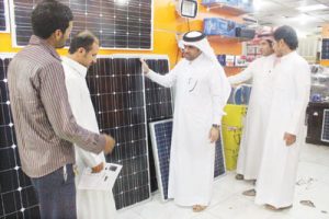 صحيفة أمريكية :خسائر فادحة يتكبدها الإقتصاد السعودي.. وموظفوها يلجأون لتركيب ألواح الطاقة الشمسية “صورة”