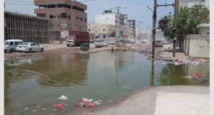 هذه انجازات #الشرعية وداعموها.. مجاري المياة العفنة تُغلق شارع رئيسي في محافظة عدن