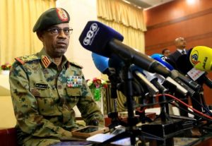 بعد ساعات من توليه المنصب.. رئيس المجلس العسكري الانتقالي في السودان يتنازل عن منصبه