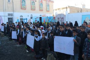 وقفة احتجاجية بمدرسة يمن الصمود بمدينة ذمار، تنديدا بالحرب الاقتصادية للعدوان.