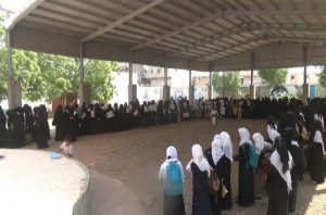 معلمات وطالبات مديرية الجراحي تنظم وقفة احتجاجية منددة بااغتصاب فتاة بمديرية الخوخة